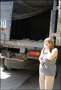 Marina, ao lado do caminhão onde dorme