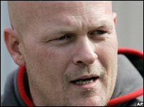 Joe, tên thật là Samuel, thừa nhận không có giấy phép làm thợ