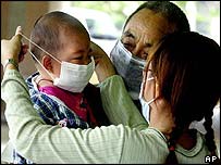 زن به صورت کودک ماسک می زند