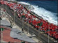 Cubanos realizando protesto em Havana