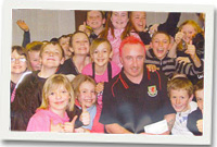 Dei Pritchard yn derbyn siec am £50 