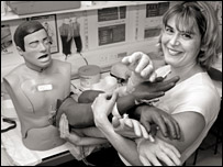 دست های مصنوعی در دست يک مربی