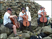三位音乐家在山顶演奏