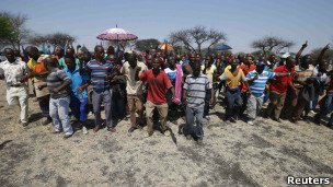 عمال مناجم مضربون في جنوب افريقيا