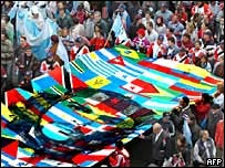 تظاهرکنندگان در راهپيمايی خود تصويری از ارنستو چه گوارا، انقلابی مشهور آمريکای لاتين را بردست گرفتند