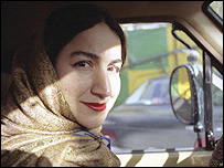 افسر سونيا شفيعی در نمایی از فیلم ديوارهای شهر – تهران خصوصی من يا خانواده من در تهران