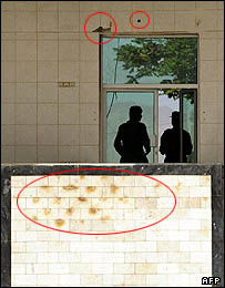 آثار برخورد گلوله به جایگاه اصلی مهمانان رژه نظامی هشت ثور و جایی که حامد کرزی نشسته بود