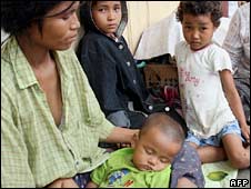 Các nạn nhân trận bão chờ đợi đồ cứu trợ ở Kyout Tan, Miến Điện