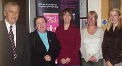 Tim Lleu gyda Geraint Roberts, Swyddog Datblygu gyda'r Strategaeth Sgiliau Sylfaenol ac Emlyn Gomer yr holwr.