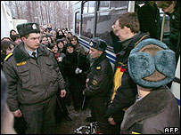 Ekim Meydanı'nda gözaltına alınan göstericiler polis otobüsüne bindiriliyor