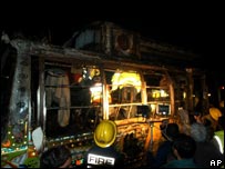 Ônibus incendiado no Paquistão