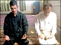 शिया और सुन्नी समुदाय के लोग एक साथ