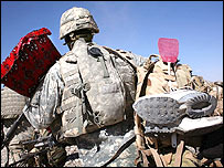 تشک، کفش ورزشی و مگس کش، در کوله بار سرباز آمريکايی در جنوب افغانستان