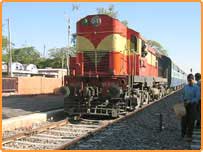 کھوکھرا پار، منا بھاؤ ریل سروس