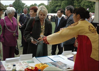 Bà quận trưởng Merton và bà quận trưởng Kingston (áo tím) thăm một gian hàng hội chợ Hàn quốc