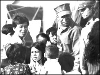 Binh sĩ Hoa Kỳ giúp đỡ những người tỵ nạn