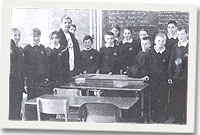 Myrddin ap Dafydd gyda chriw o ddisgyblion Ysgol Dyffryn Conwy