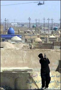 Militante em Najaf prepara disparo de lança-granadas contra helicóptero dos EUA