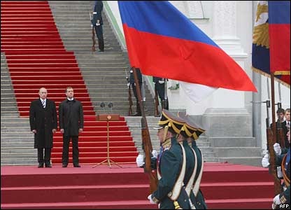 Ông Vladimir Putin (Trái) và ông Dmitry Medvedev 