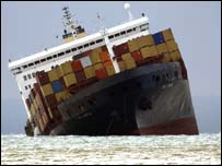 万吨远洋集装箱货轮纳波利号船体受损搁浅英格兰西南海岸