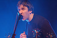 MC Mabon yn casglu'r tlws am Artist Gwrywaidd y Flwyddyn yng ngwobrau RAP 2004