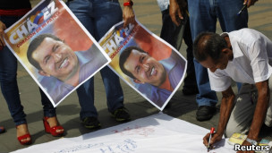 Apoiadores assinam mensagem para Chávez em Caracas, nesta quarta (Reuters)