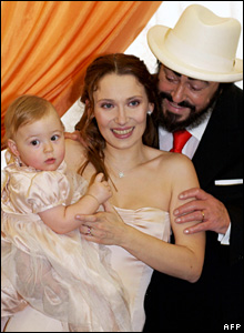 Pavarotti cùng vợ Nicolette và con gái Alice trong ngày cưới