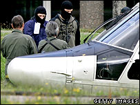 Alman polisi bir zanlıyı götürüyor