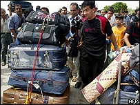 فلسطينيان در حال ورود به غزه