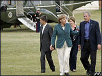 Bush é recebido por Angela Merkel na Alemanha