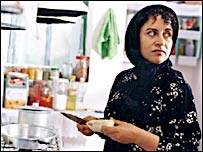 فرشته صدرعرفایی در صحنه ای از کافه ترانزیت