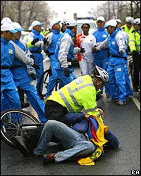 Biểu tình phản đối rước đuốc ở London