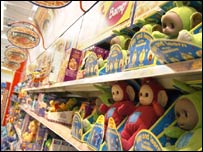 prateleira de loja com brinquedos