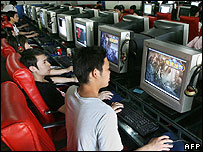 Trẻ em tại một quán internet ở Thượng Hải