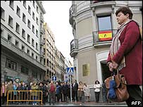 espanhóis observam 5 minutos de silêncio