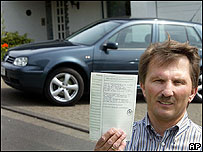 Reimund Halbe mostra carro e documento com nome de Ratzinger