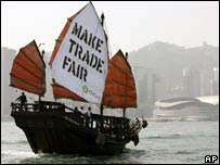 Ativistas pedem comércio mais justo em barco em Hong Kong