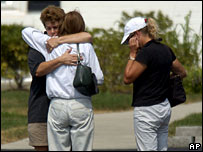 Familiares das vítimas do acidente em Kentucky
