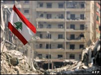 Bandeira libanesa entre escombros, em Beirute