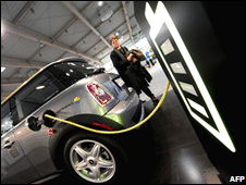 Xe hơi chạy điện trưng bày ở hội thảo của LHQ về thay đổi khí hậu ở Poznan, Ba Lan