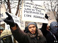 प्रदर्शन करते मुसलमान