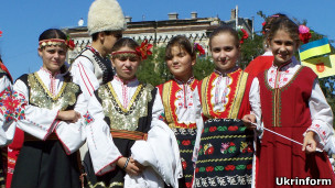 Болгари у національних костюмах