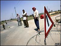 Voluntários sunitas em um posto de fiscalização em Bagdá