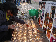 Bên ngoài sứ quán TQ