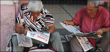 Cubanos lendo jornal (foto: Raquel Pérez)