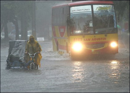 Một xe buýt chở khách vượt qua quãng đường ngập nước