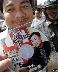 Một người ủng hộ đảng PPP giơ chiếc VCD về Thaksin tại Bangkok (ngày 20/12/2007)