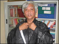 Sử gia Dương Trung Quốc đang thử một kiểu áo truyền thống