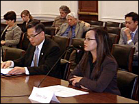 Quang cảnh buổi điều trần (ảnh lấy từ báo Người Việt)