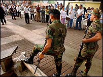 Soldados vistoriam filas na Venezuela